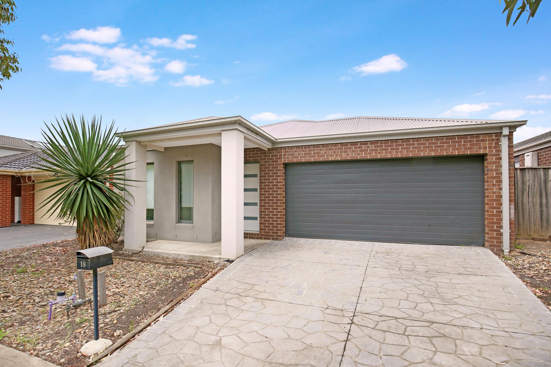 INVITING & MODERN 4 BEDROOM FAMILY HOME