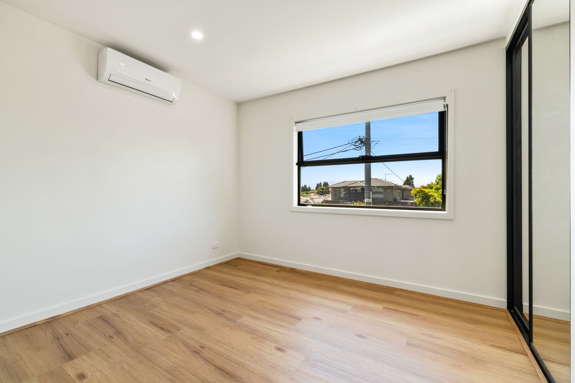 Stylish 2-Bedroom Townhouse in the Heart of Reservoir!