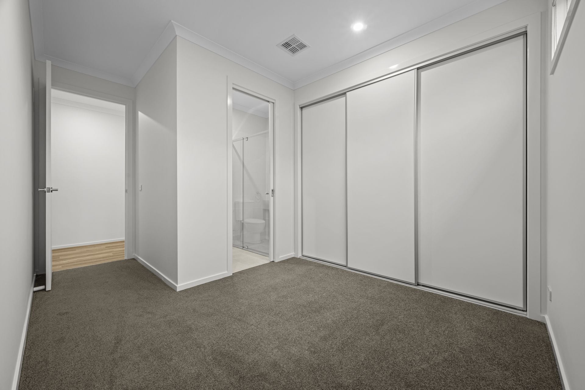 CONTEMPORARY COMFORT MEETS CONVENIENCE