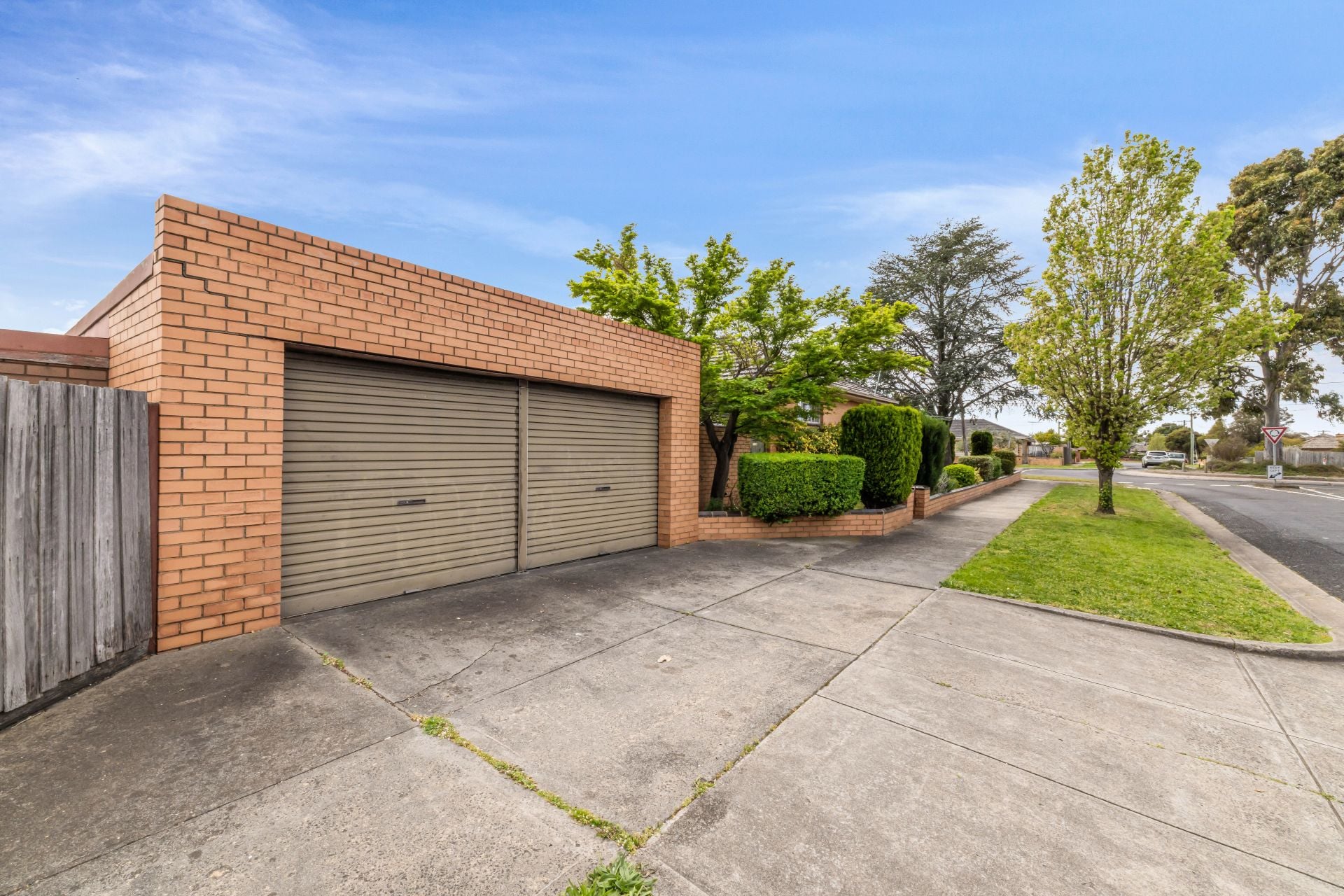 Mid Century Charm With Lots Of Potential