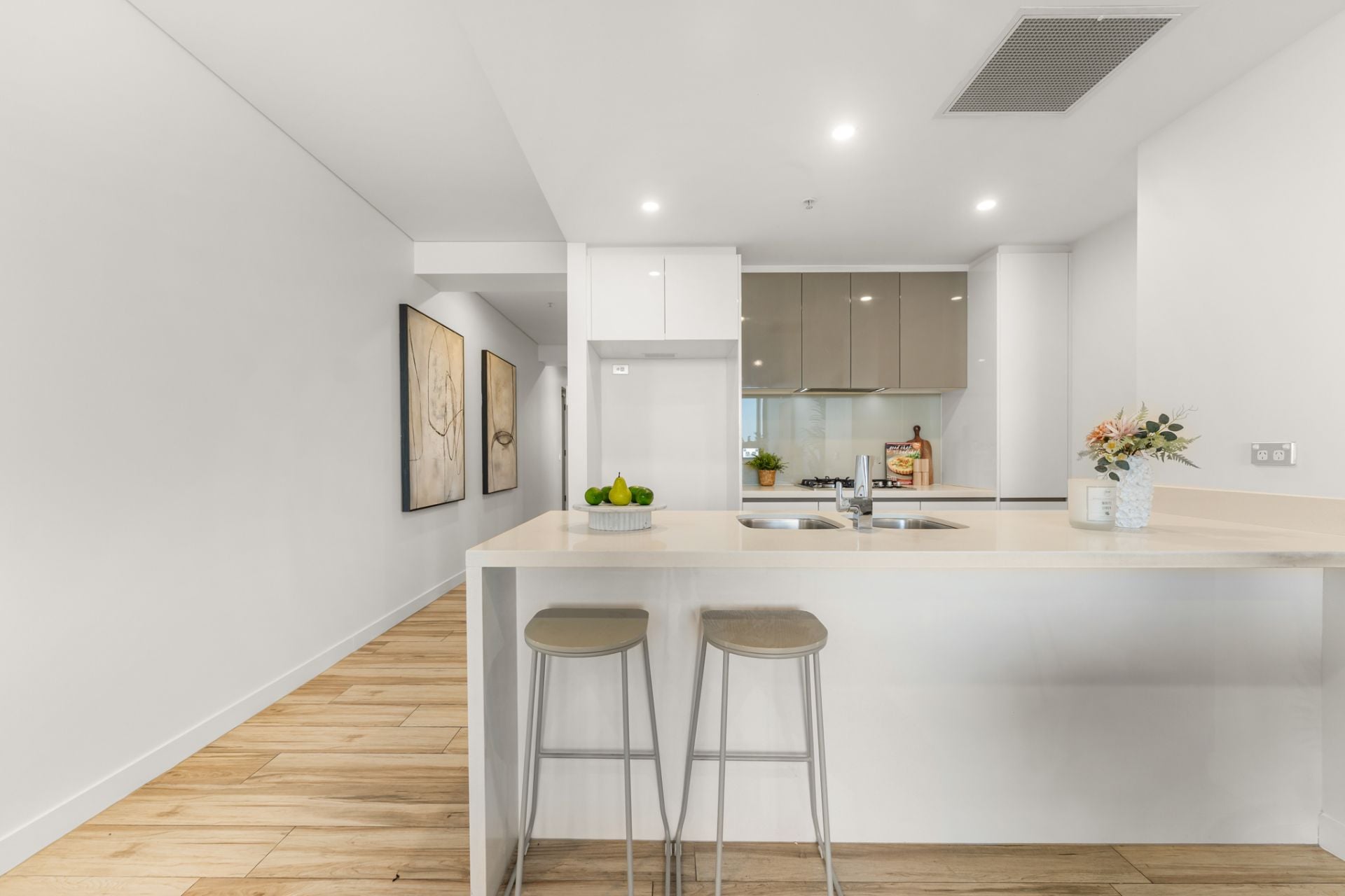 3412/2 Como Crescent, Southport - Thumbnail 3