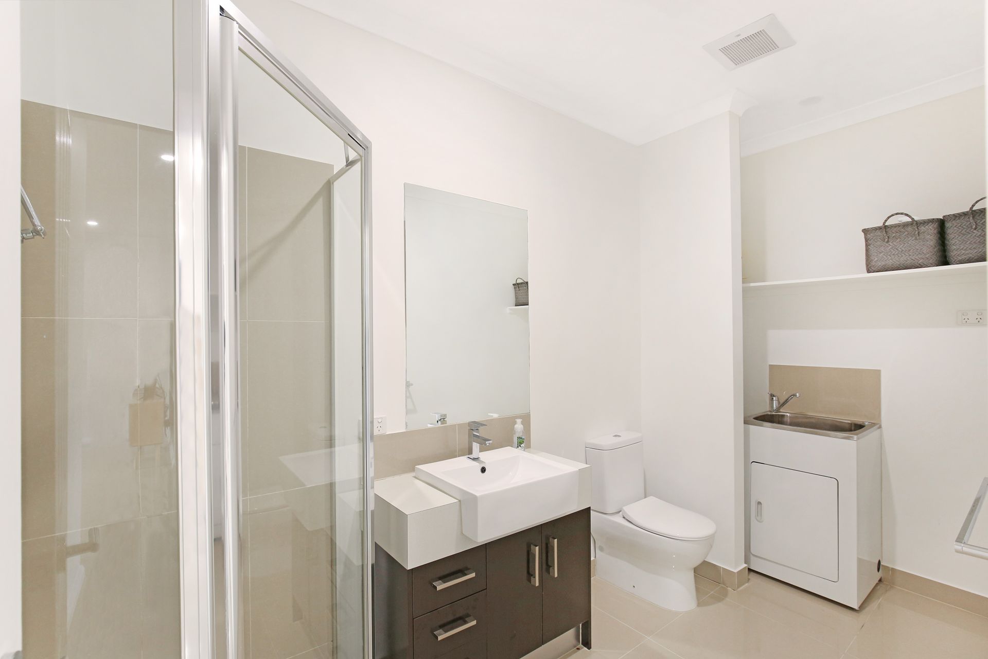 **Modern Townhouse in Great Location**