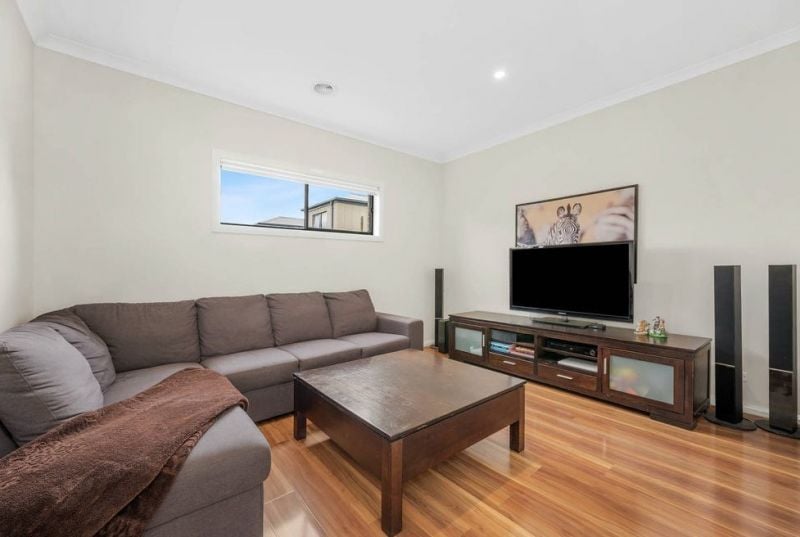 24 Yellow Brick Road, Doreen