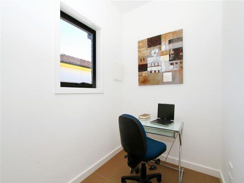 Modern one bedroom Unit plus Study Area