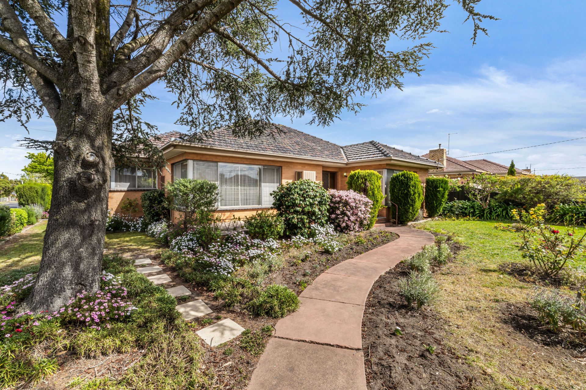 Mid Century Charm With Lots Of Potential