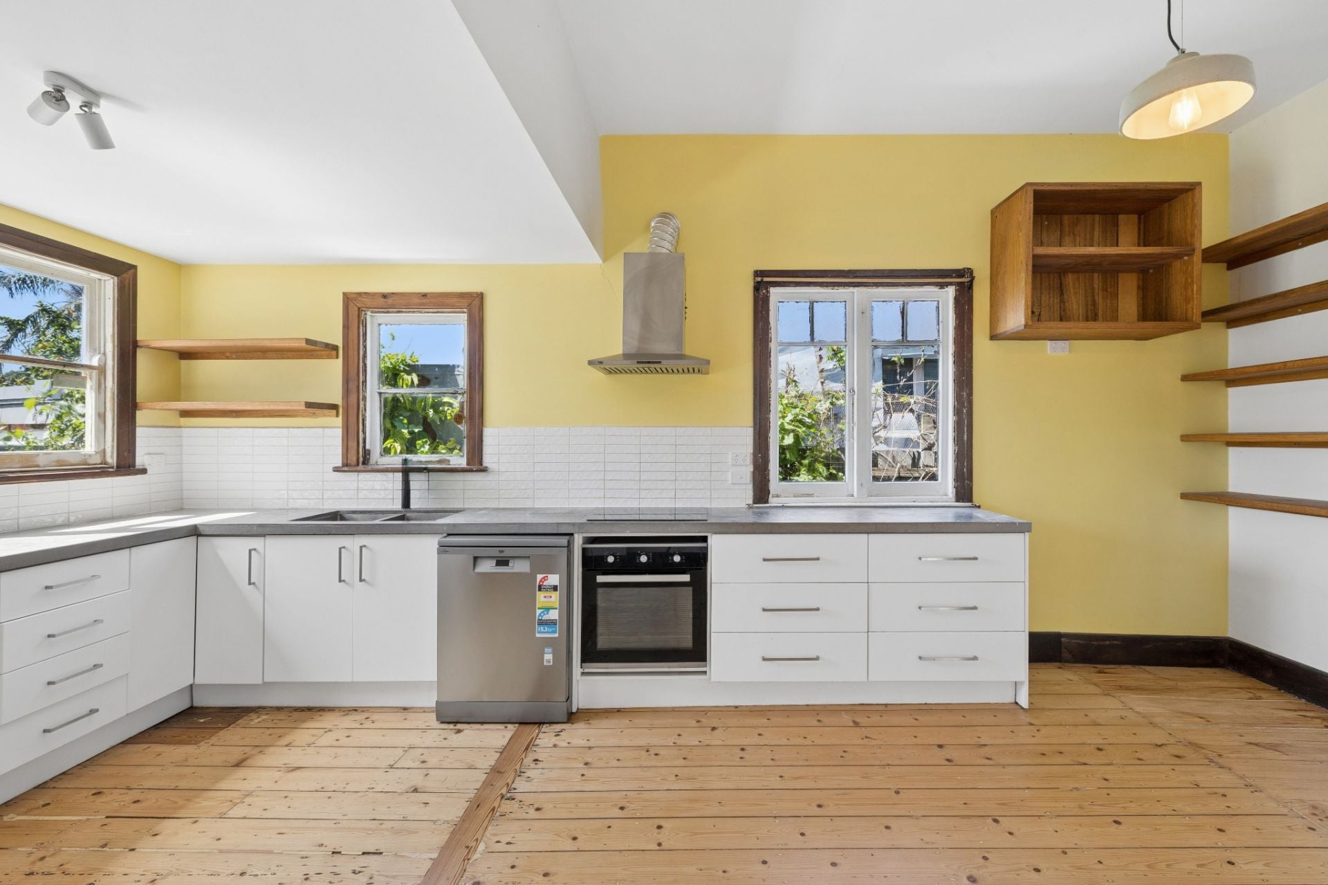 Classic Charm And Garden Space Near Regent Station
