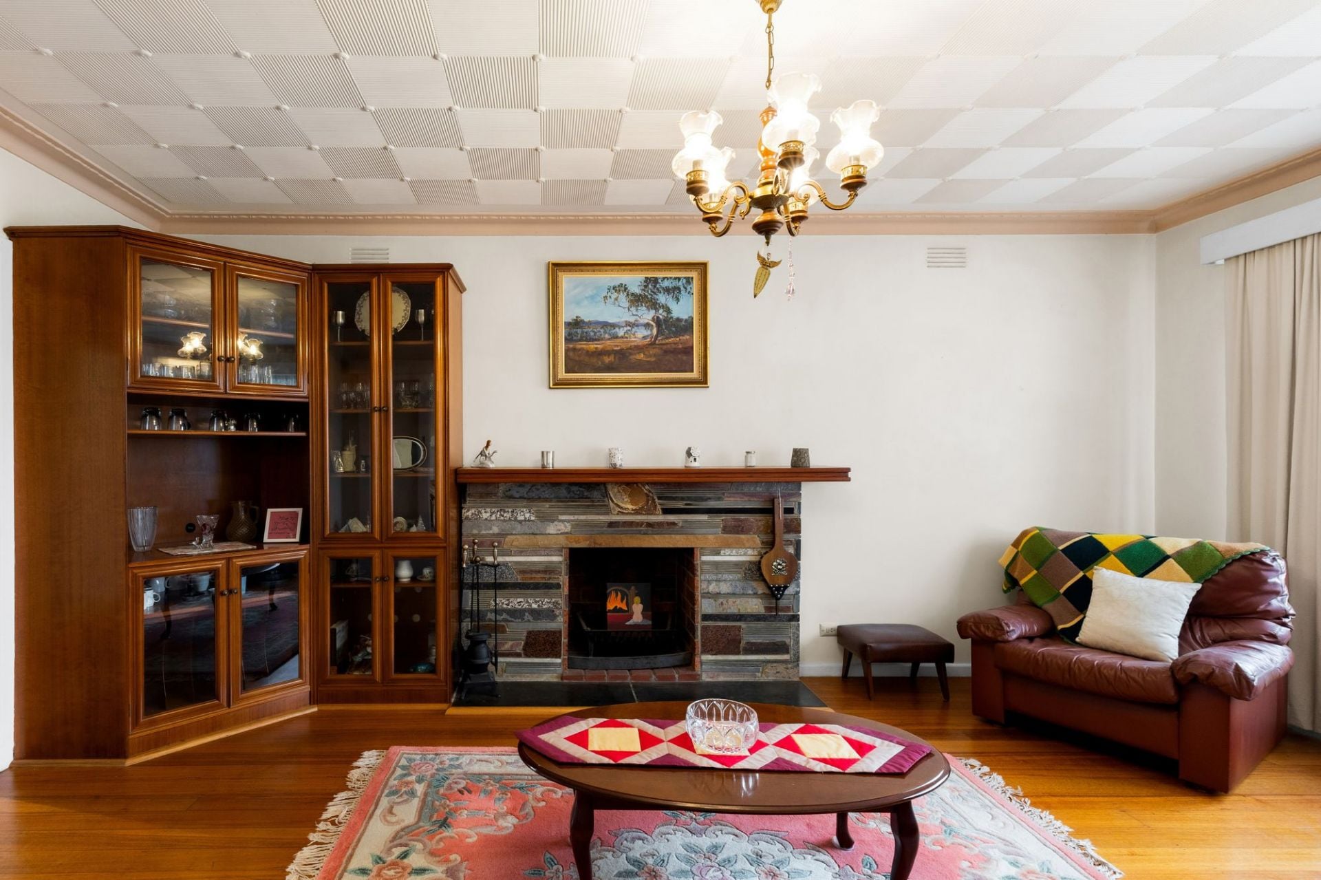 A Family Favorite ….. with 2 Garages !