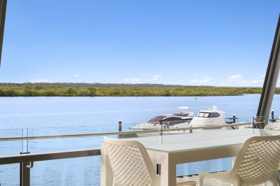 Sophisticated Apartment Basking in Broadwater and Marina Views