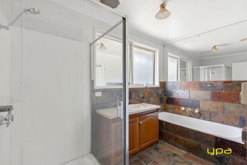12 Strathavan Drive Berwick VIC, Berwick - Thumbnail 4