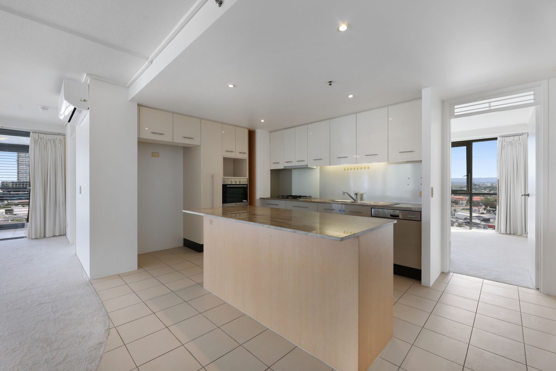 242/105 Scarborough Street, Southport, Southport - Thumbnail 3