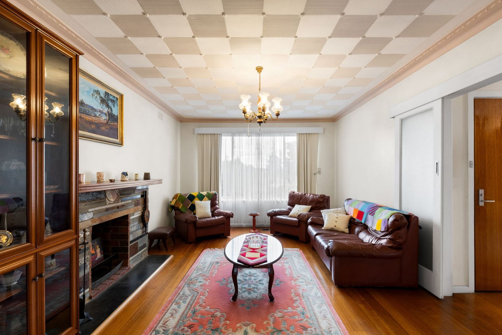 A Family Favorite ….. with 2 Garages !