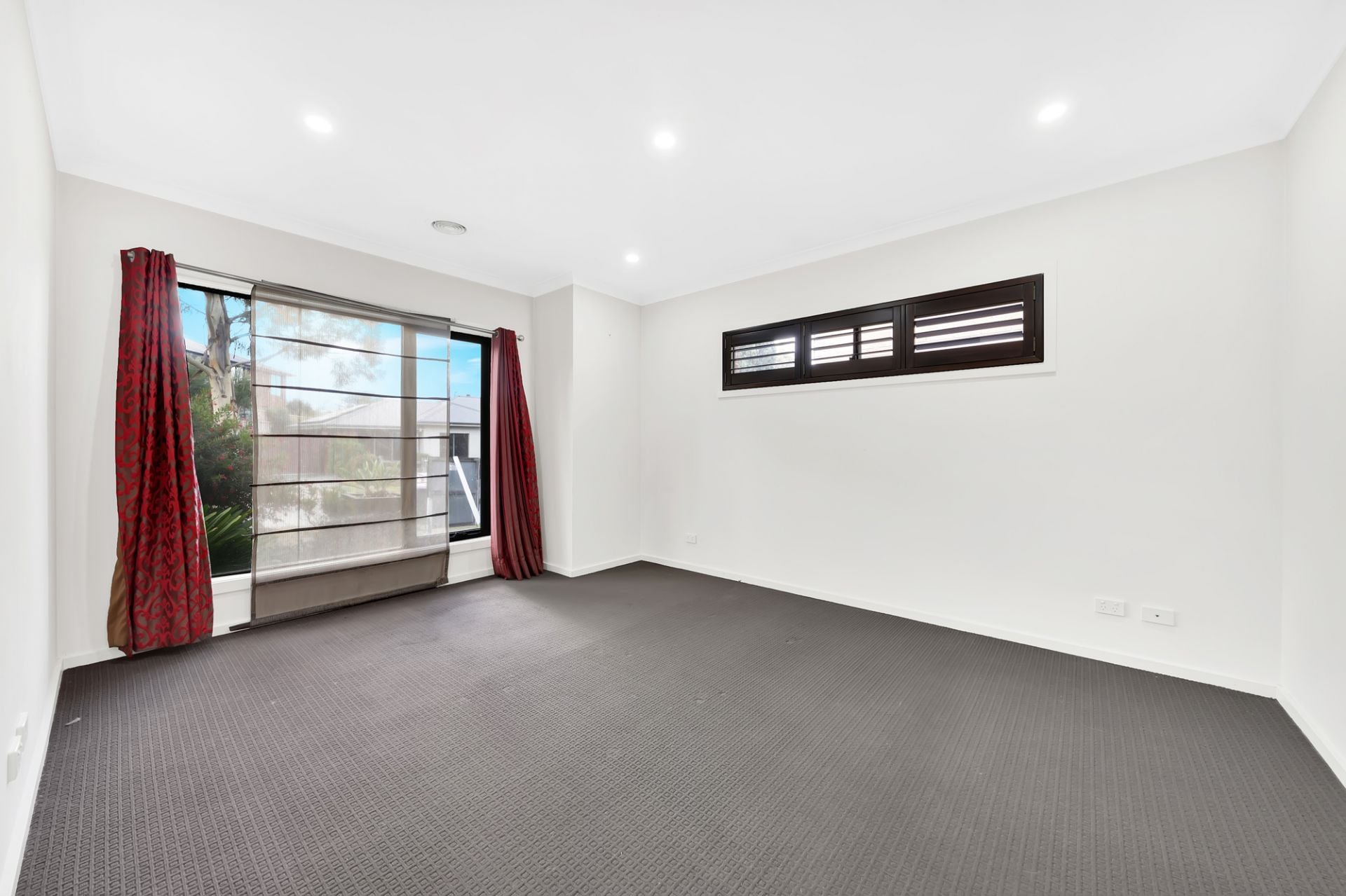 BEAUTIFULLY PRESENTED HOME!