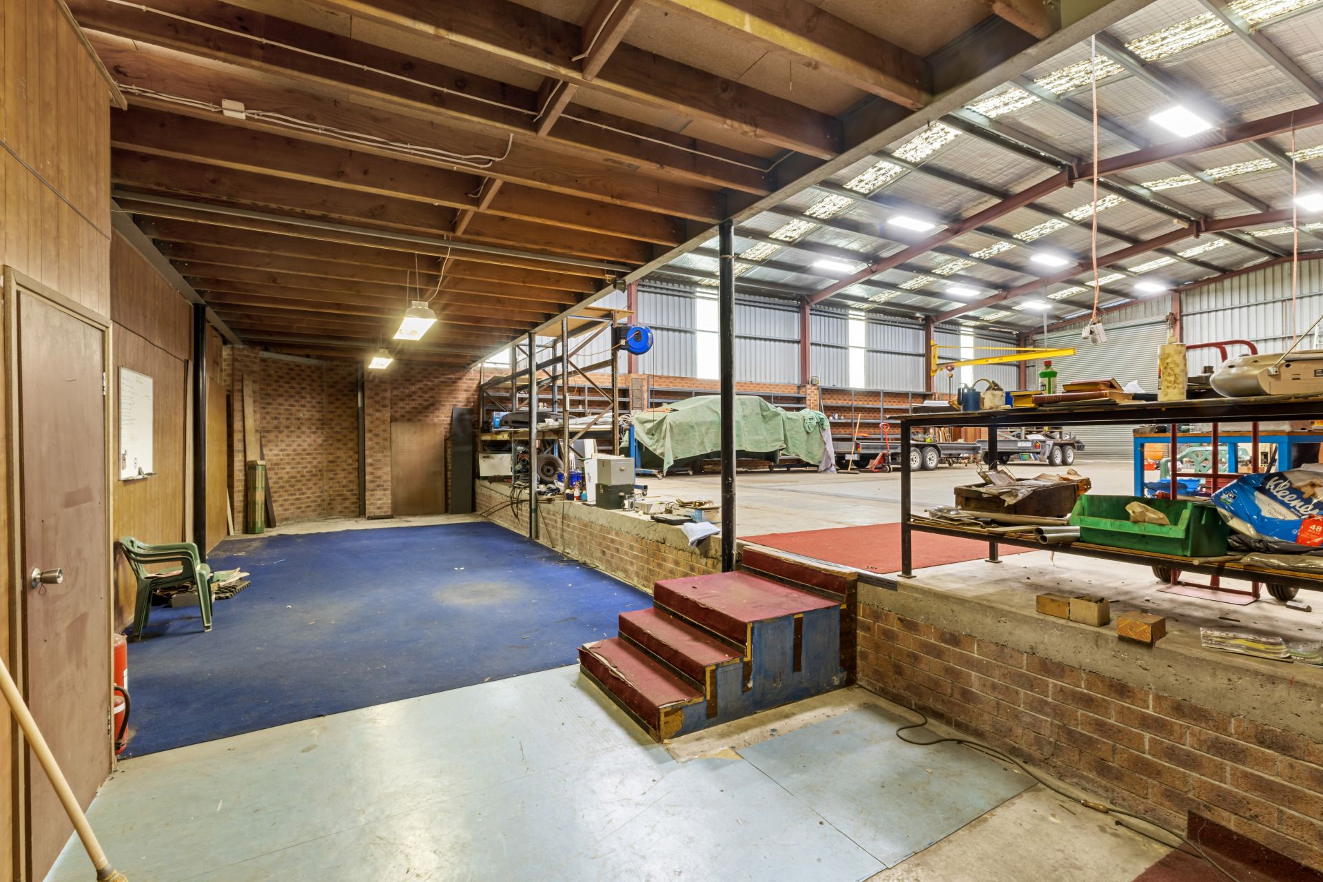 Stand-Alone 556m2 Warehouse Corner Location