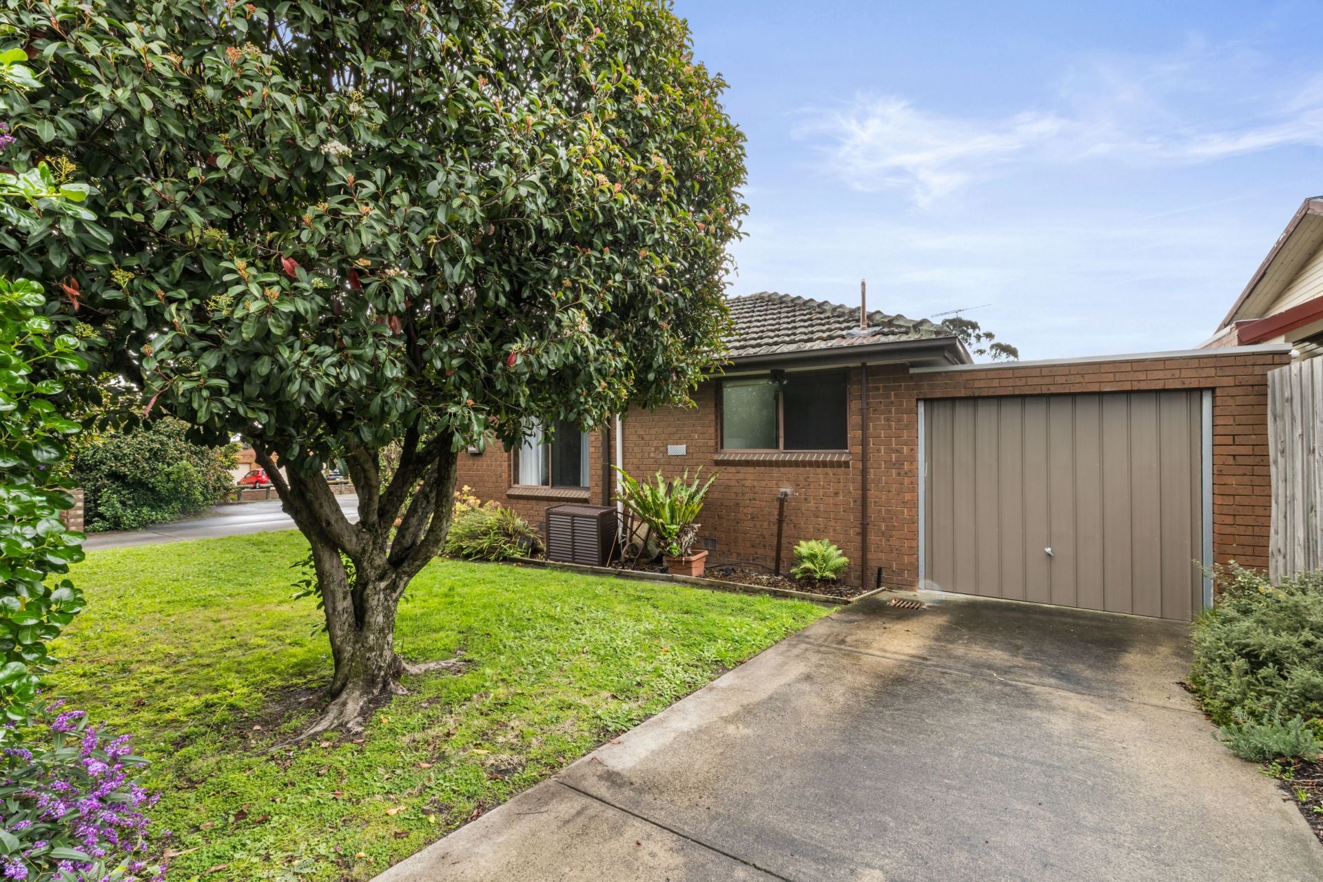 Stylish Single Level Living In A Prime Reservoir Location