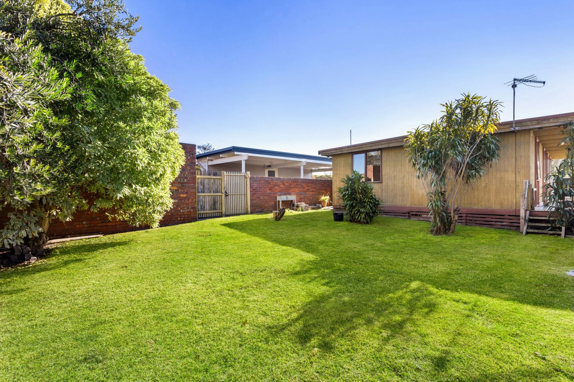 10 Hawaii Court, Rye, Rye - Thumbnail 2