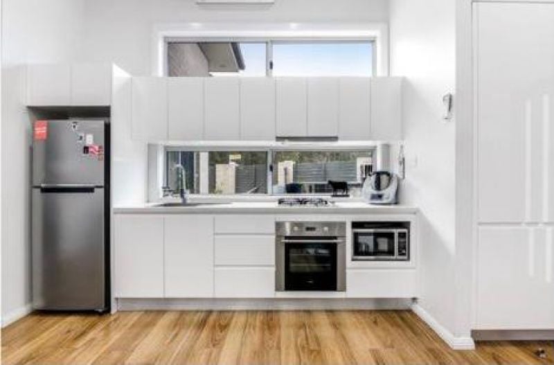 Private, Spacious Granny Flat with Fully Fenced Backyard in Prime Jordan Springs Location !