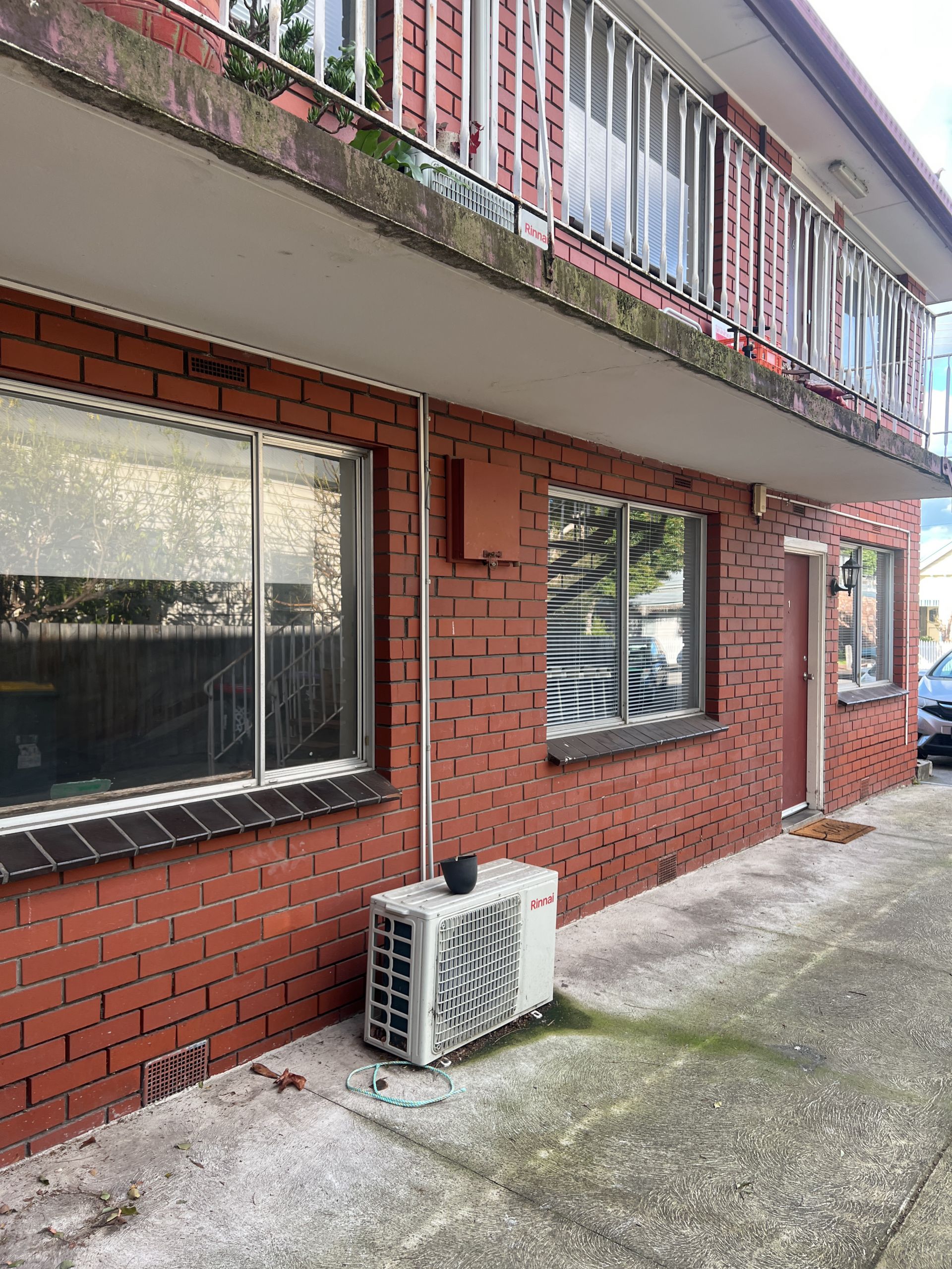 Spacious One Bedroom Ground Floor Apartment in Collingwood!