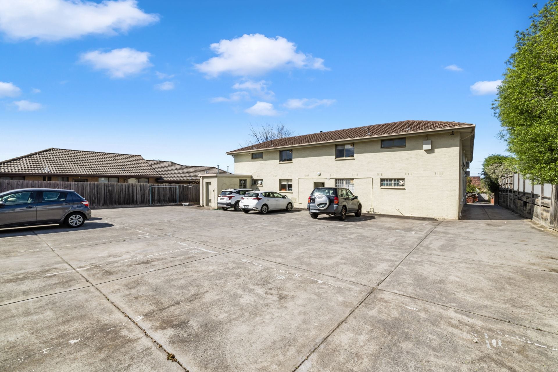 Affordable Spacious Apartment In Great Location !