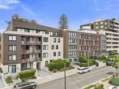 Burwood 1/1C Gloucester Avenue