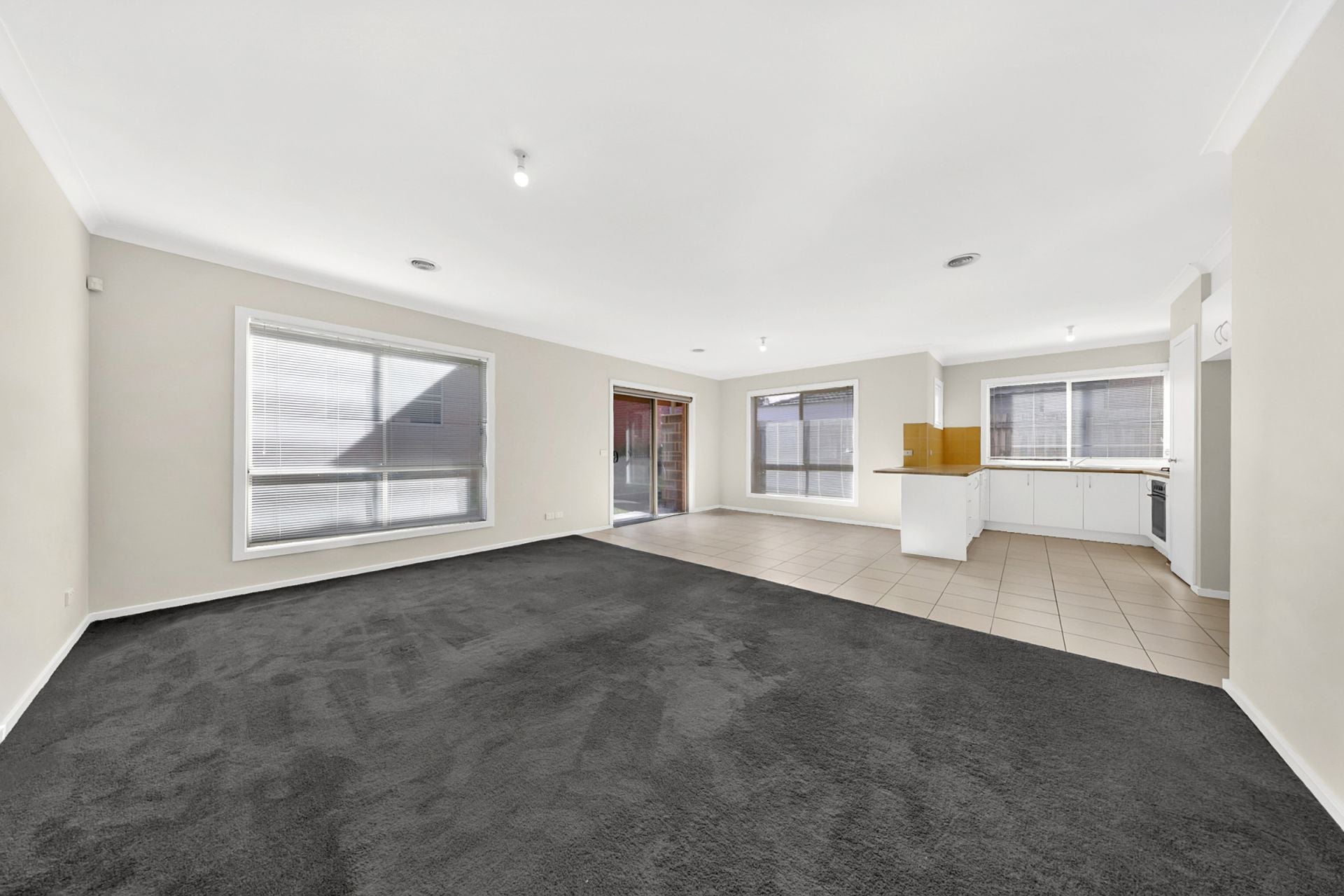 MODERN 3 BEDROOM HOME IN AURORA ESTATE..
