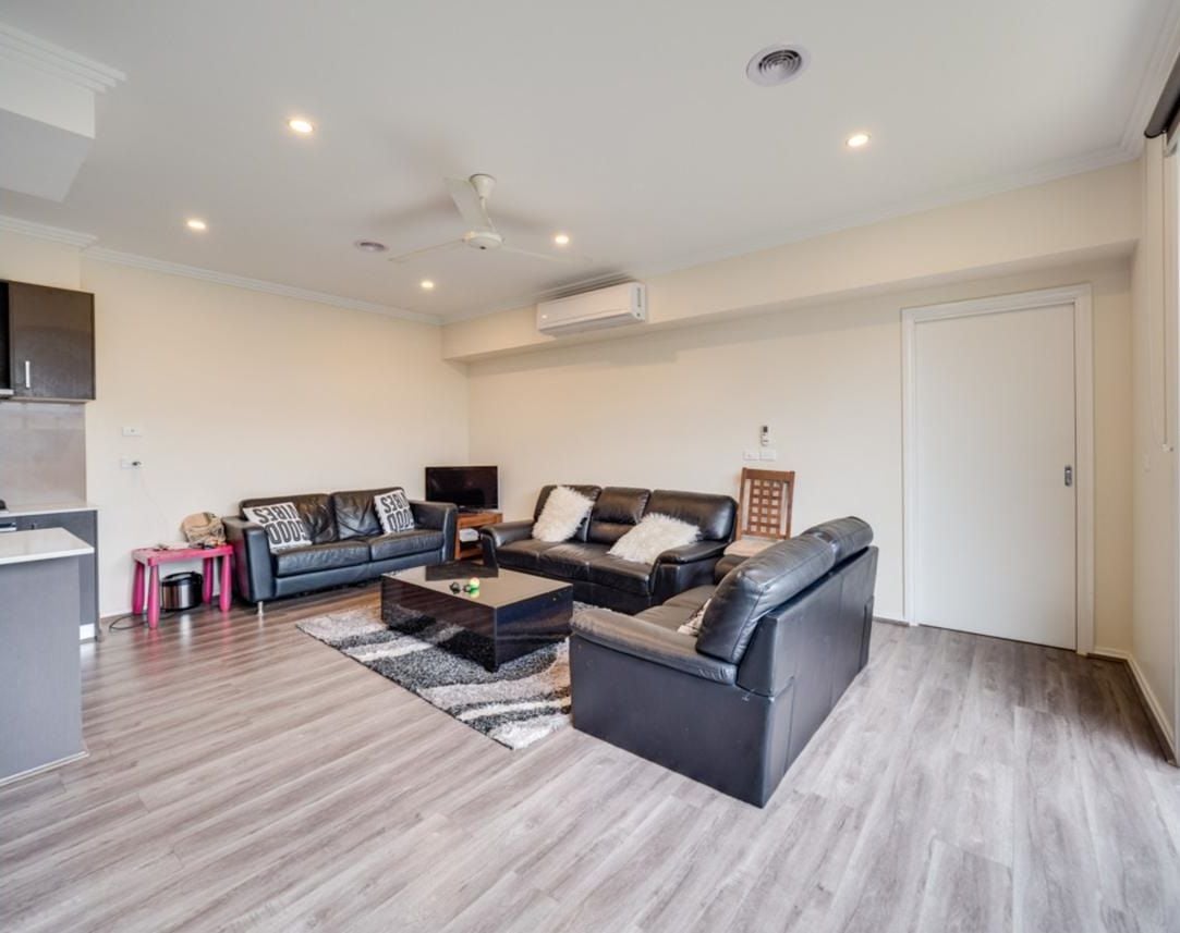 Beautiful Two-Bedroom Townhouse in Convenient Location