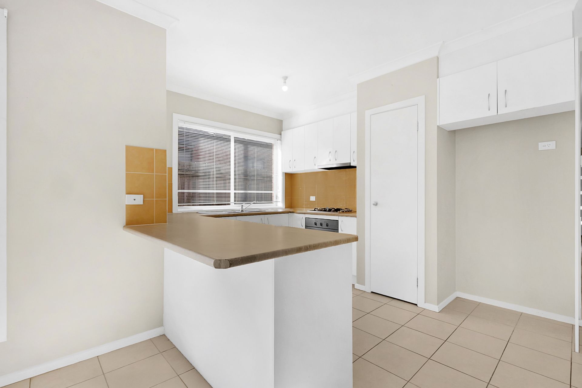 MODERN 3 BEDROOM HOME IN AURORA ESTATE..