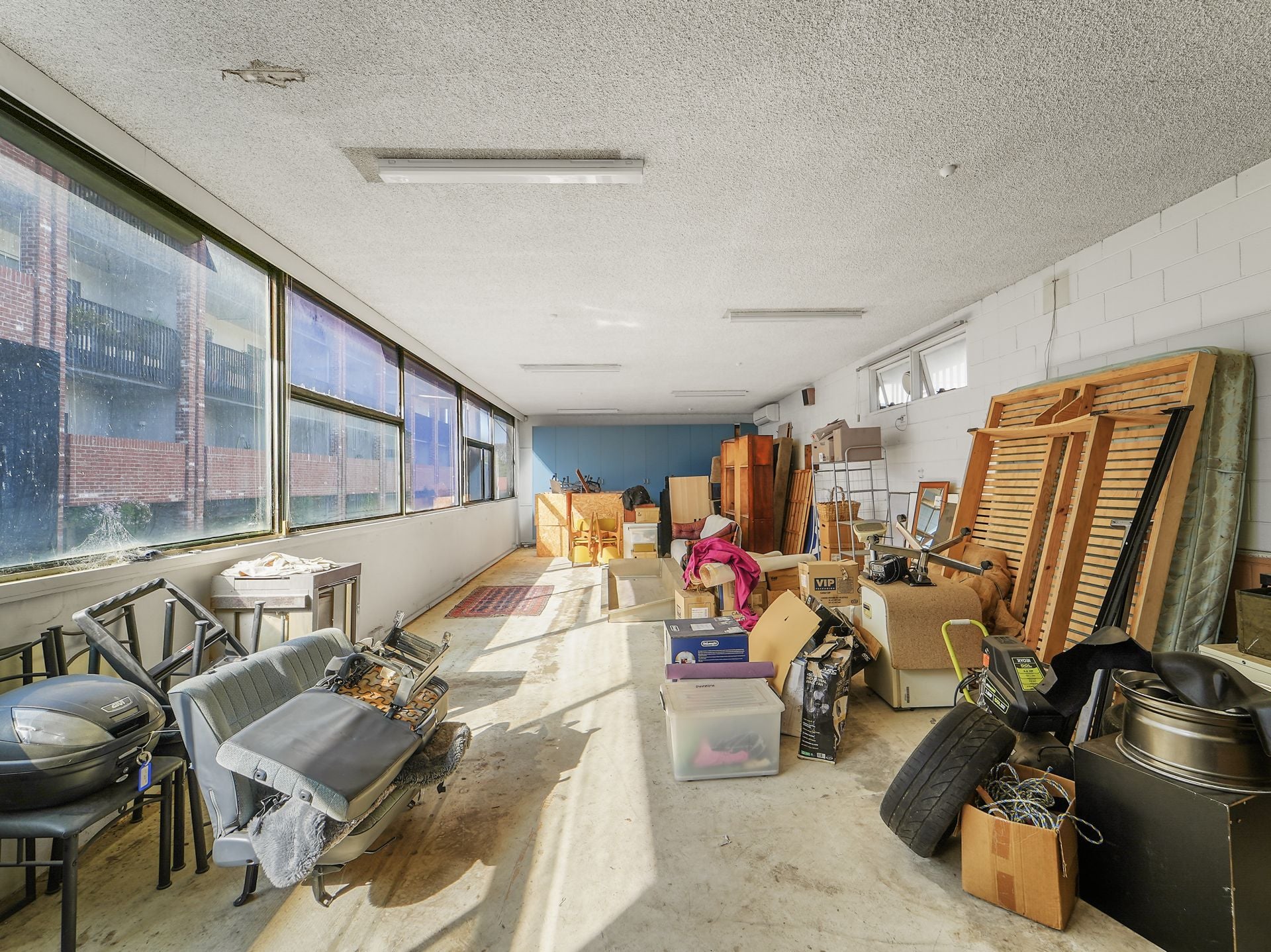FOR LEASE | WAREHOUSE + OFFICES | 970 m² (approx.)
