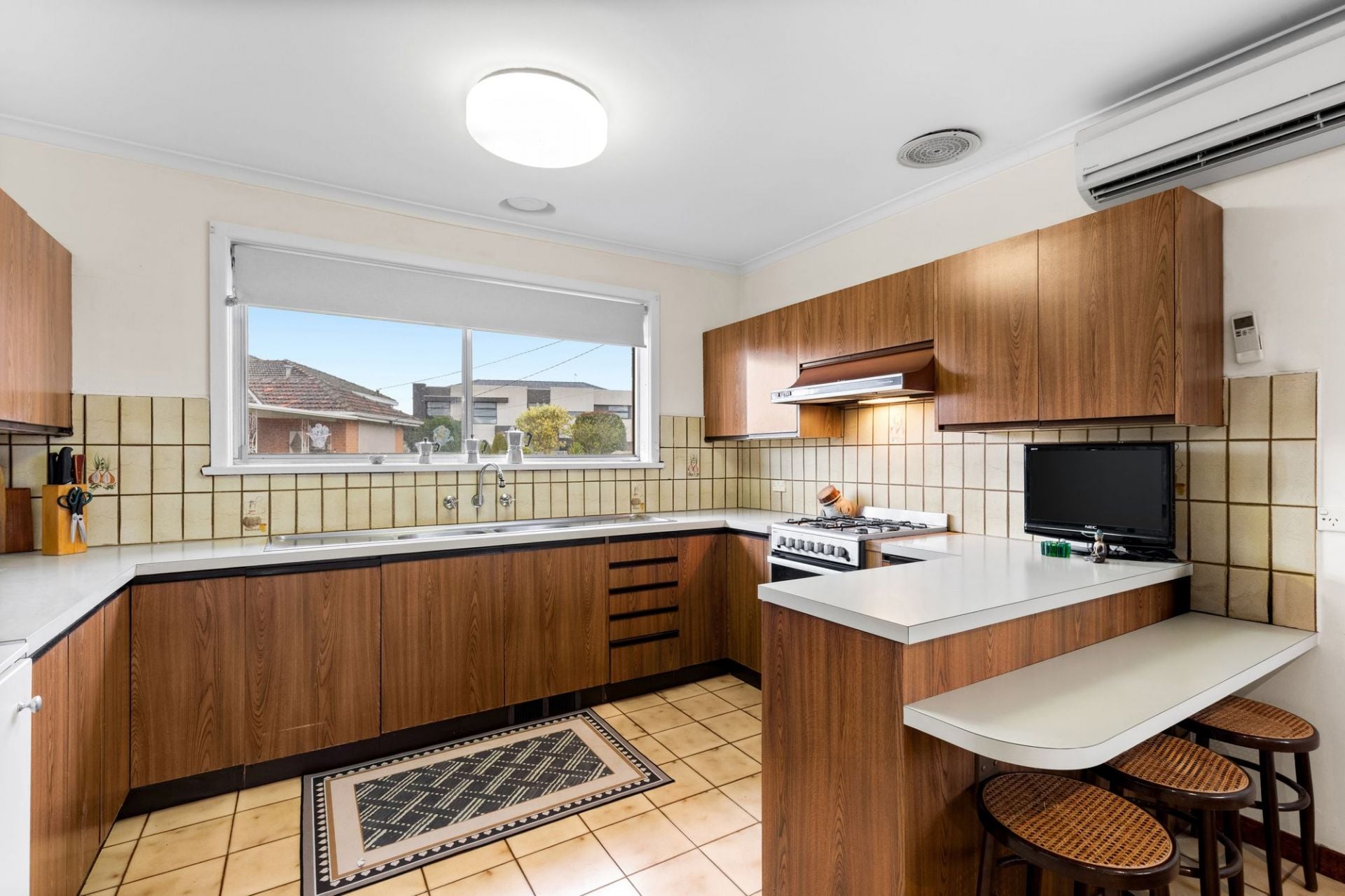 A Family Favorite ….. with 2 Garages !