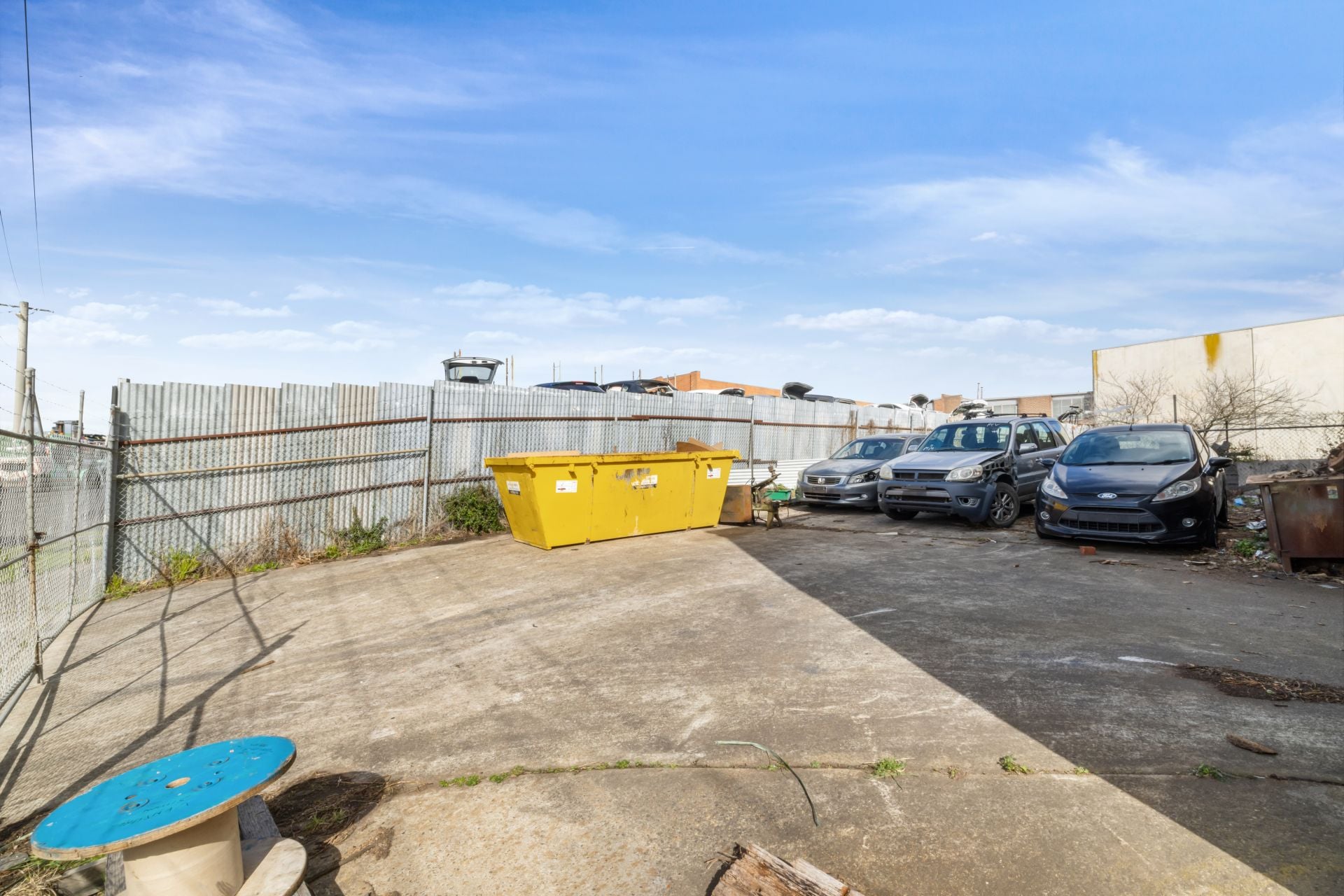 Stand-Alone 556m2 Warehouse Corner Location