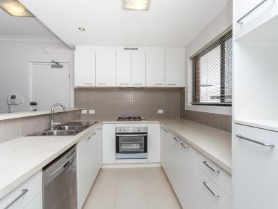 13/2 Stockton Bend, Cockburn Central