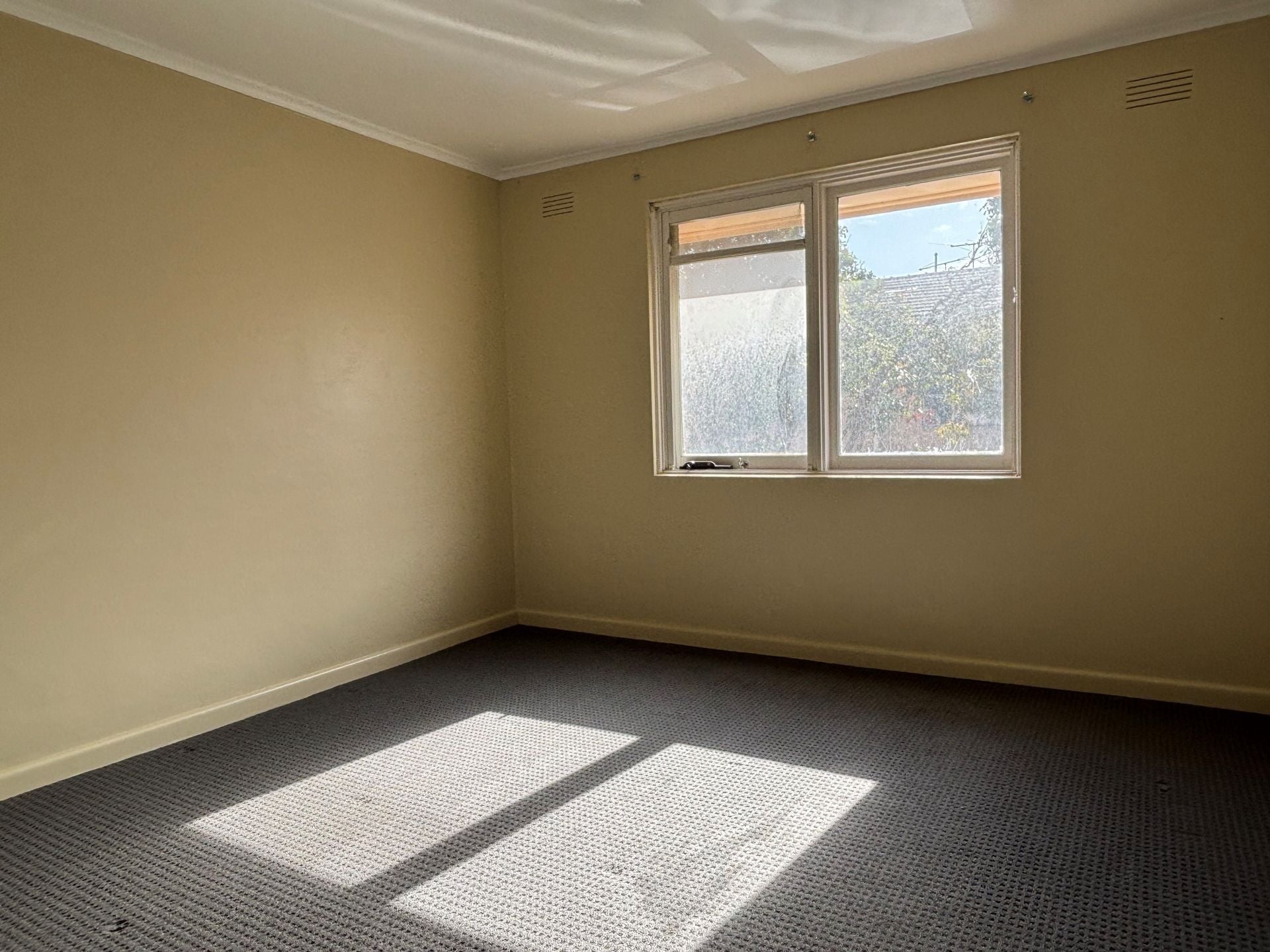 Bright & Convenient 2-Bedroom Unit in Ivanhoe