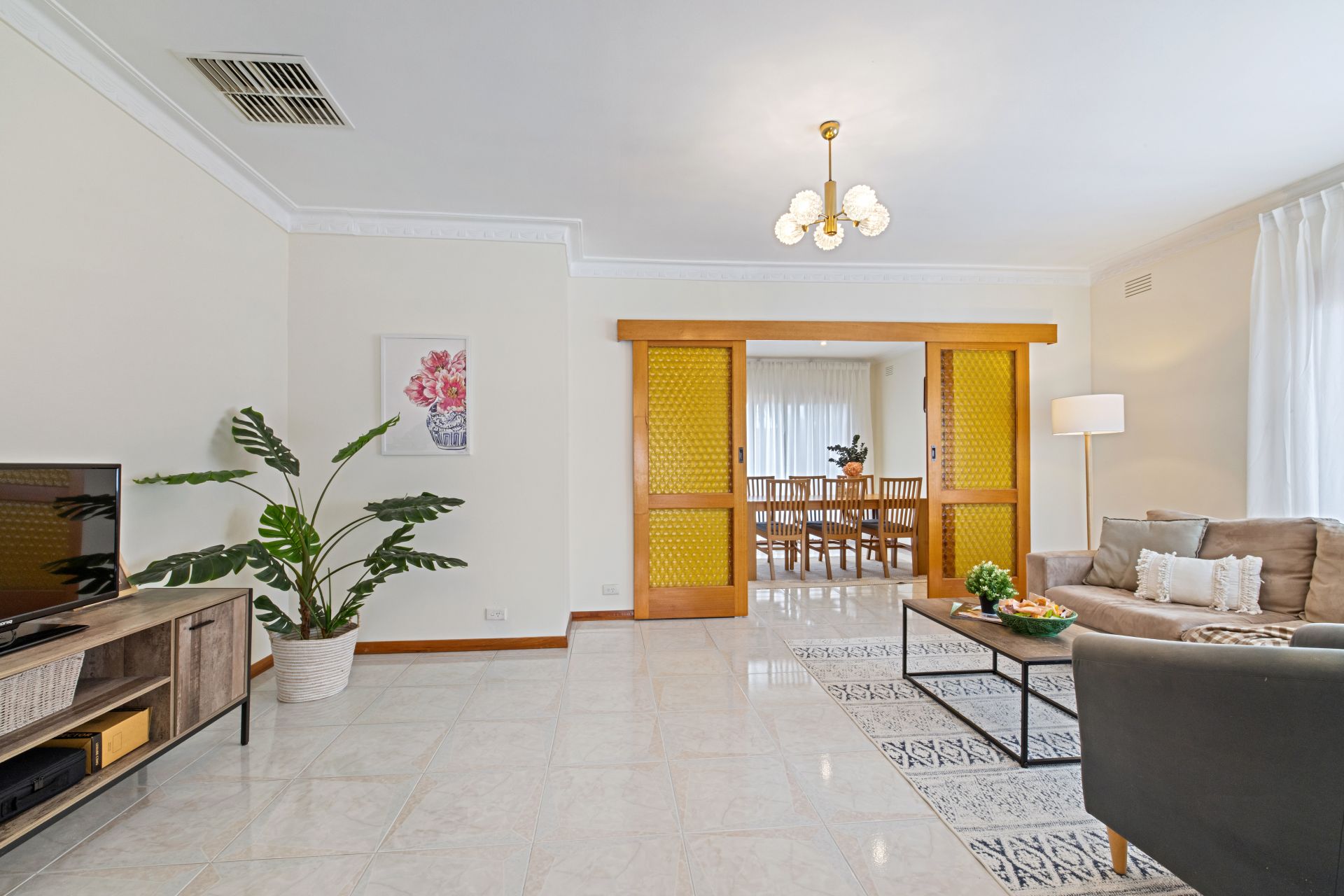 Charming Family Home with Outdoor Extras in Prime Thomastown Location!