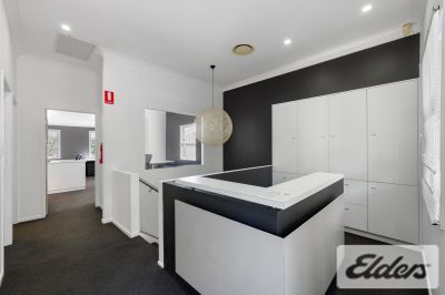STYLISH WORKERS COTTAGE WITH 6 CARS!