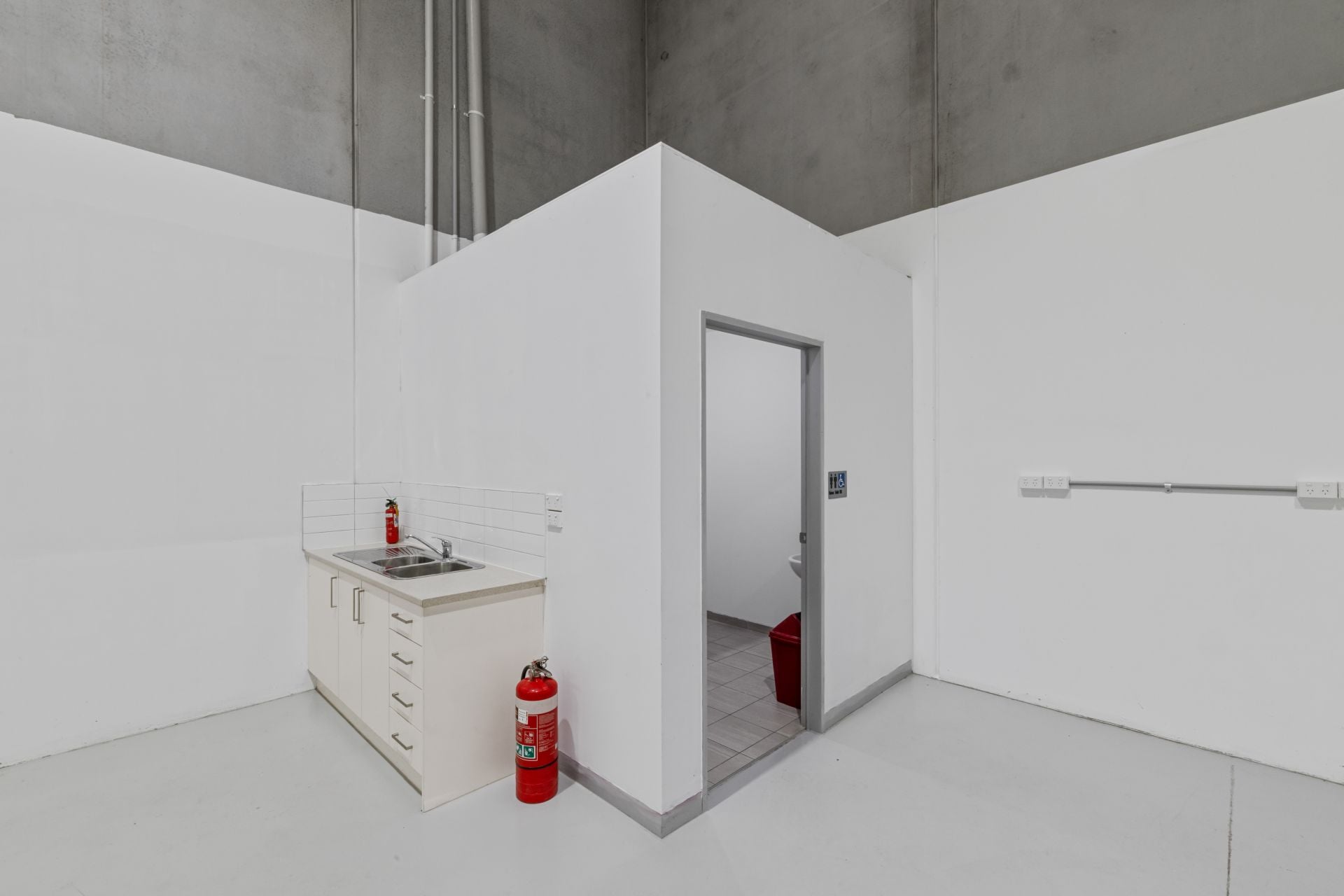 Functional Industrial Warehouse in Prime Industrial 3 Zone