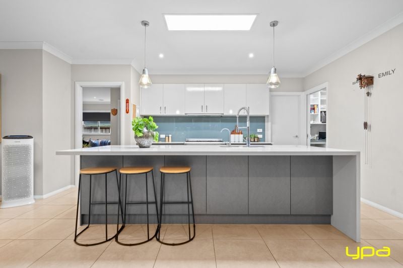 11 Watford Avenue Cranbourne West VIC, Cranbourne West - Thumbnail 2