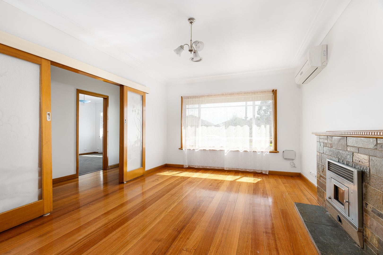 NESTLES CENTRALLY IN THOMASTOWN!