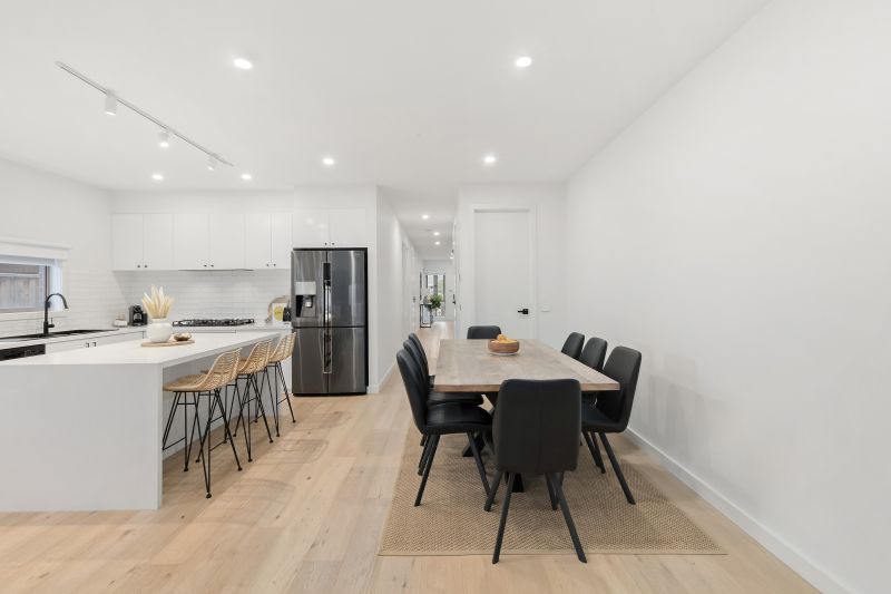 8A Burns Grove, Kingsbury