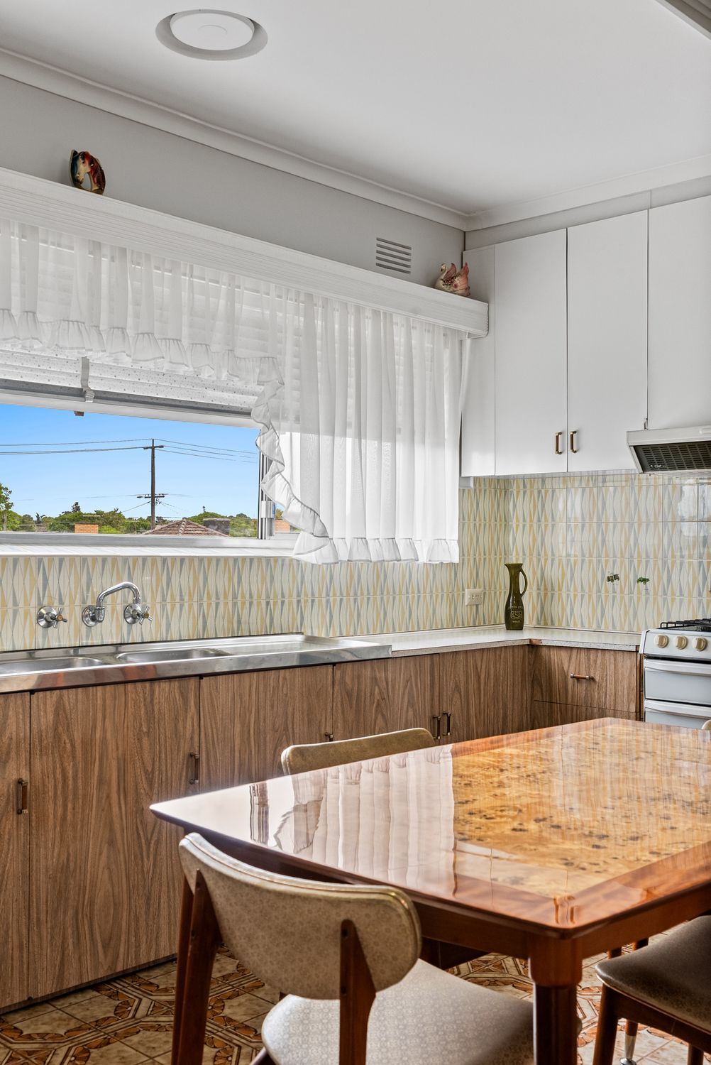 2 HOMES IN ONE ( 2 INCOMES $$$$ )
or SELF-CONTAINED IN-LAW ACCOMMODATION 
or A 5 BEDROOM HOME WITH ROOM FOR ALL