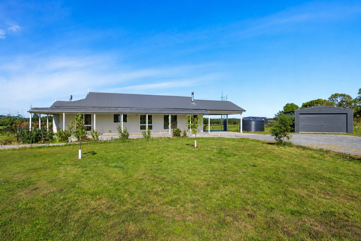 2.5 Acres! 3BRS+2 Living, stunning outlook, Warrenheip - Image 1