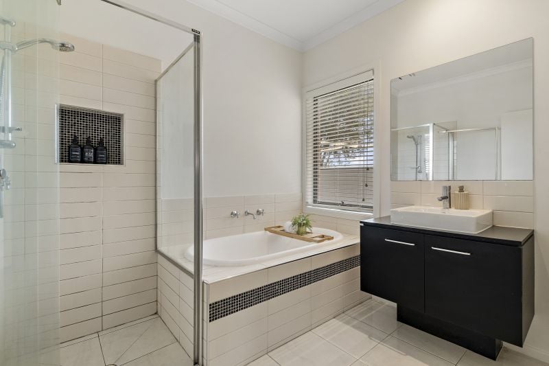 90 Hawkstowe Parade, South Morang