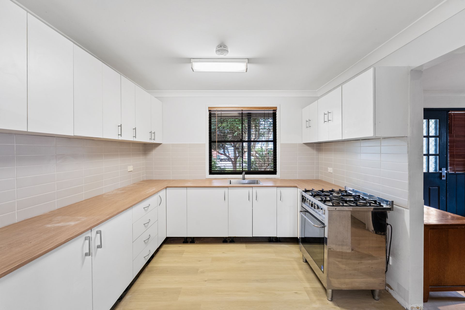 17 Barclay Avenue, Mannering Park NSW, Mannering Park - Thumbnail 5