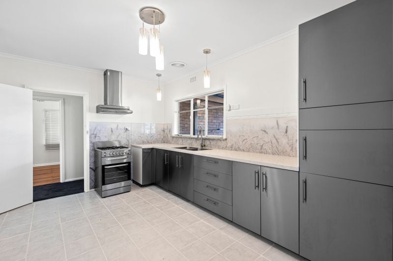 31 Dickens Street, Lalor