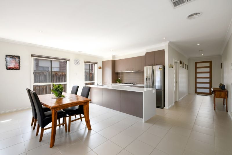 13 Jenolan Way, South Morang