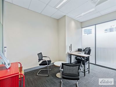 OFFICE OPPORTUNITY OPPOSITE STORY BRIDGE HOTEL!