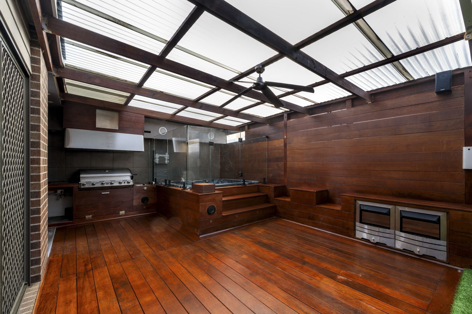 SPACIOUS HOME WITH PERGOLA, BBQ & SPA