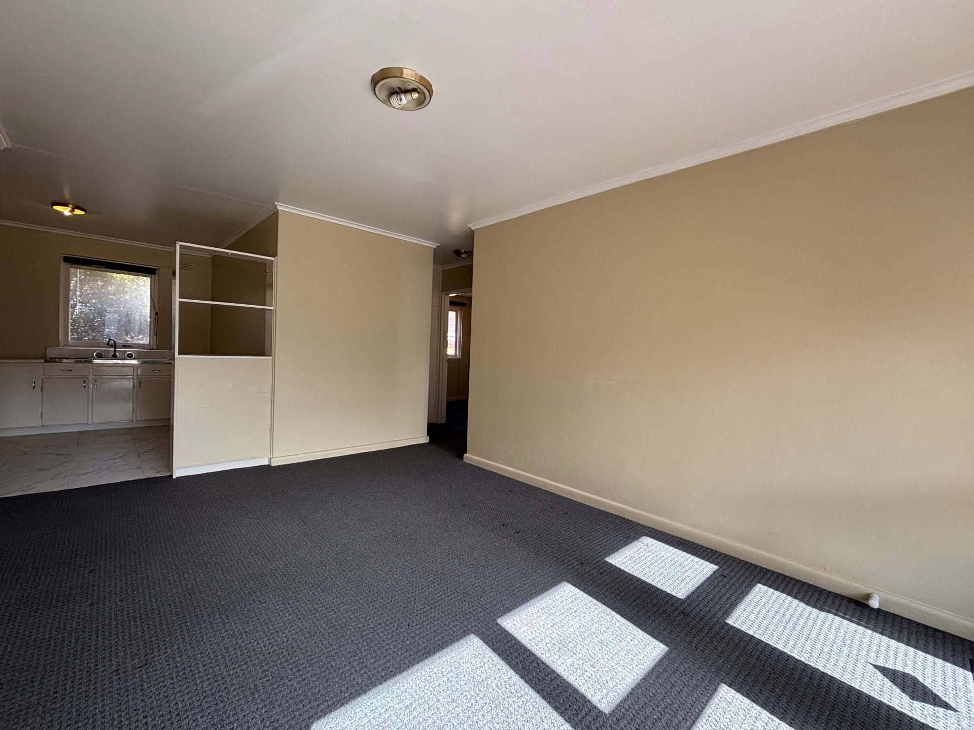 Bright & Convenient 2-Bedroom Unit in Ivanhoe