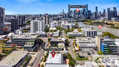 LIGHT FILLED OFFICE WITH 3 EXCLUSIVE CAR PARKS!