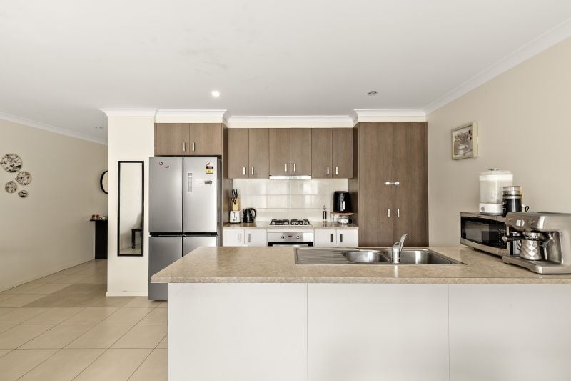 8 Hillgrove Way, Mernda