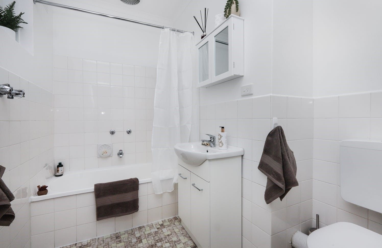 Bright One-Bedroom Apartment in Prime Location!