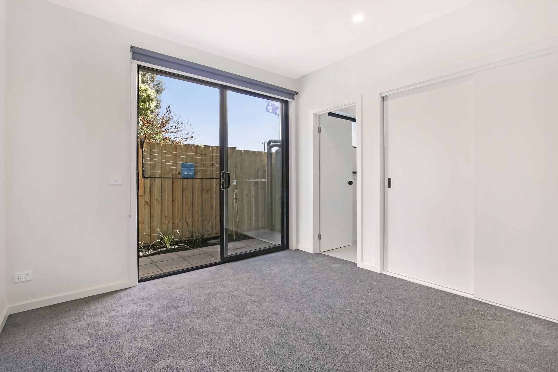 Townhouse for Lease in Heidelberg West – Perfectly Positioned for Convenience and Comfort!